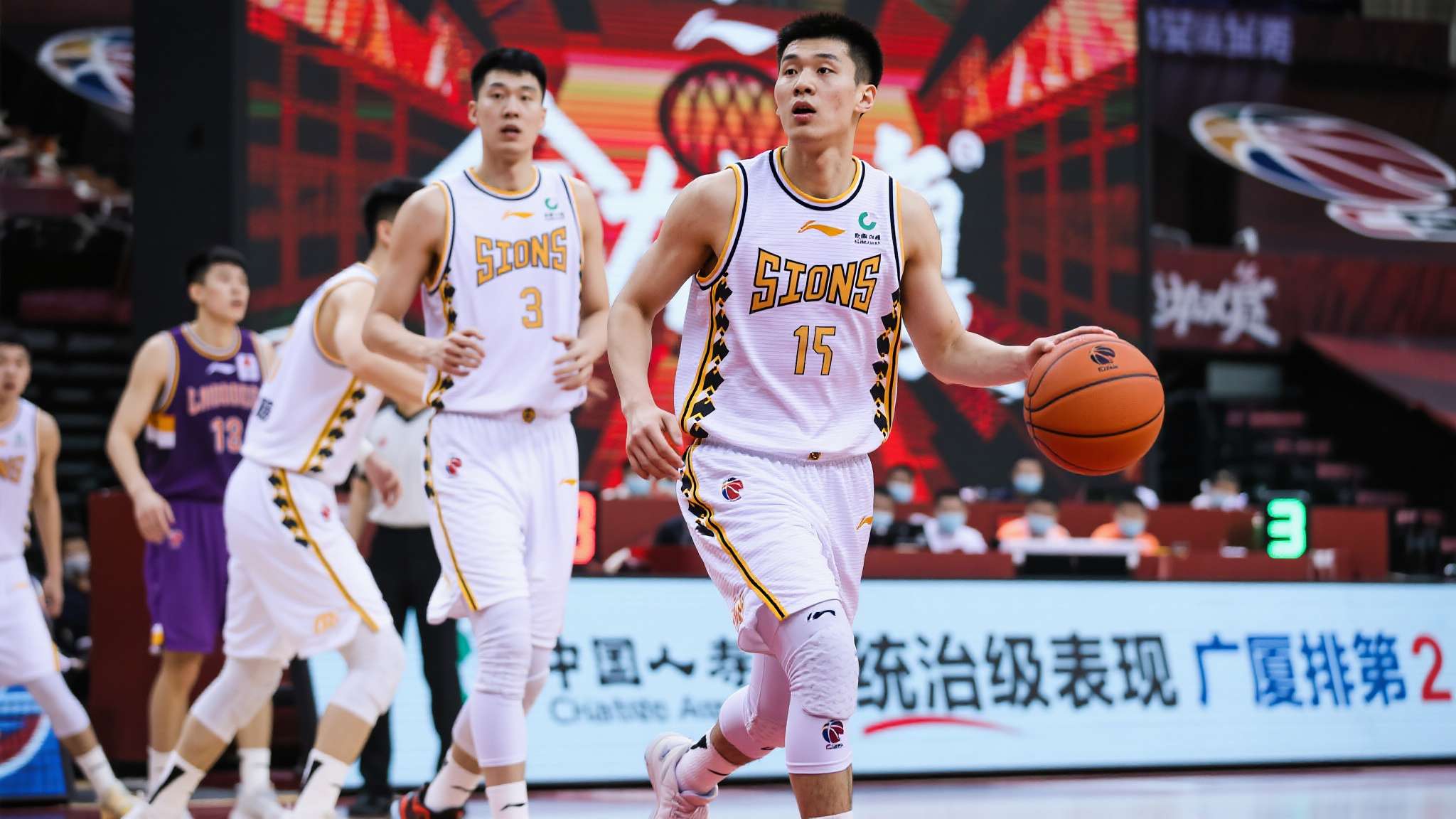 随着上海12连胜,广东被三分绝杀,CBA最新排名出炉!广厦排第2 在头部球队不断交锋角逐过程中,浙江广厦凭借低调务实架构悄然登顶积分榜:团队协作与