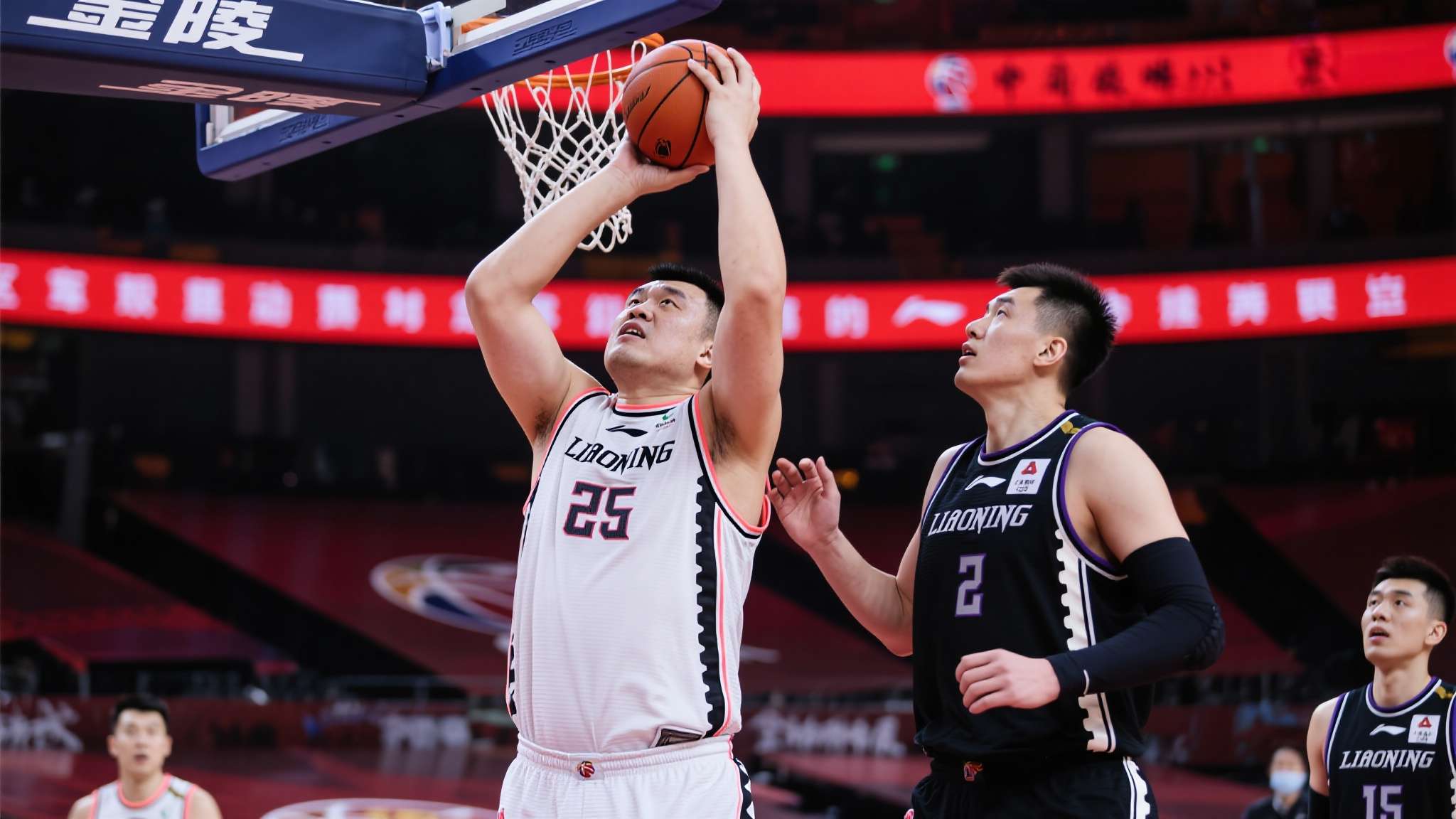 京粤大战周琦7罚中1都未能帮助广东队,杜锋不下课天理难容 过往案例表明,一位核心内线若出现状态波动,对团队影响极为深远。例如辽宁男篮曾因韩